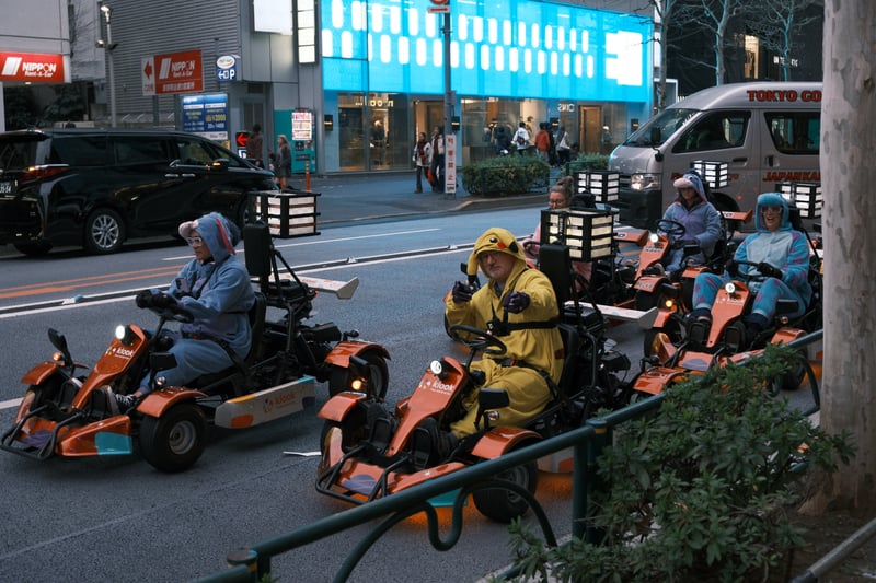 ネオンの街を駆ける
