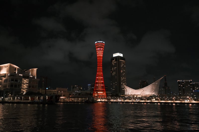 夜の海を渡るポートタワーの灯