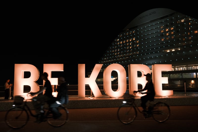 BE KOBE を横切る二台の自転車