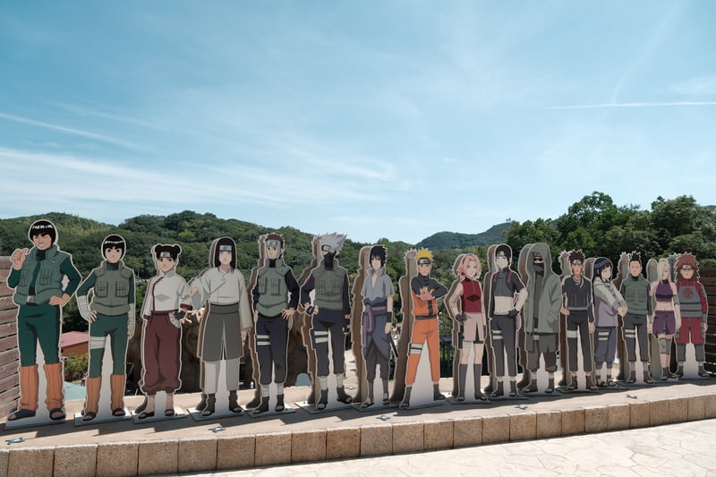 里山に並ぶキャラクターパネルの列