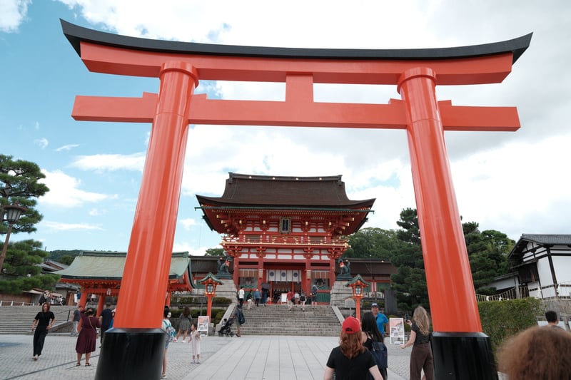 鳥居ごしに見る楼門