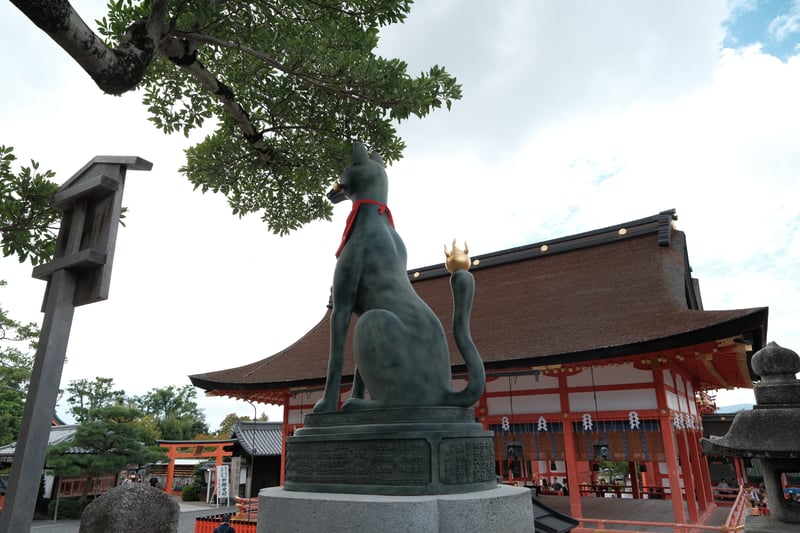 社殿を守る狐像
