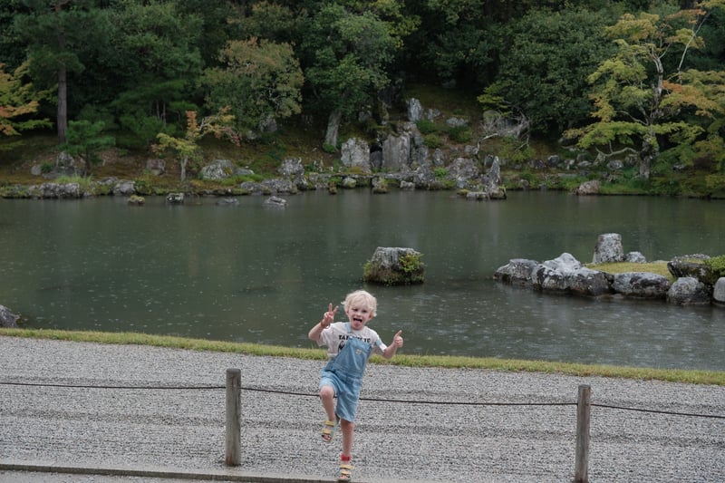 雨の曹源池 はしゃぐ子ども