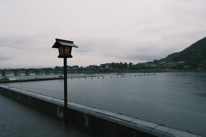 雨の桂川 ひとつの灯籠