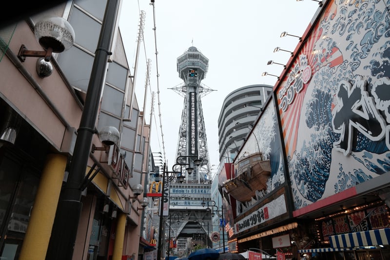 看板の隙間から覗く通天閣