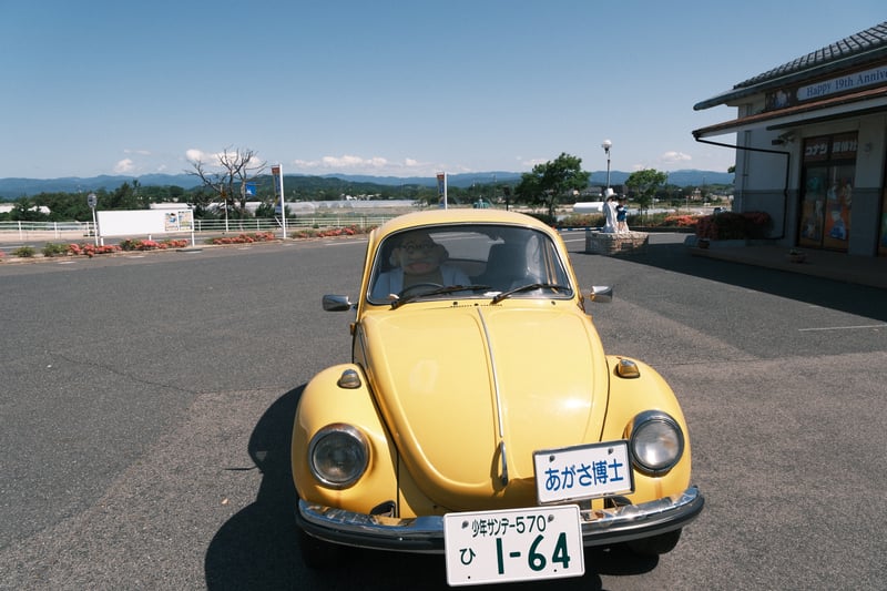 コナン通りに停まる阿笠博士の車