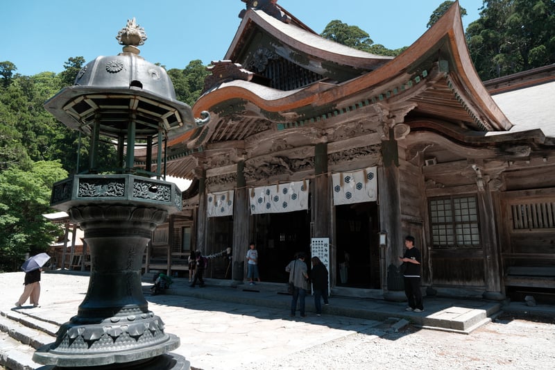 大山寺の本堂と青空