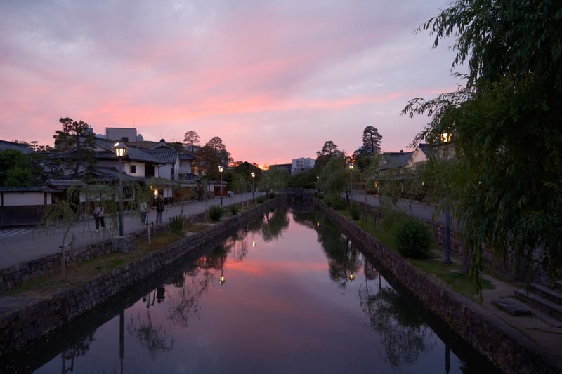 夕焼け空の倉敷美観地区と倉敷川