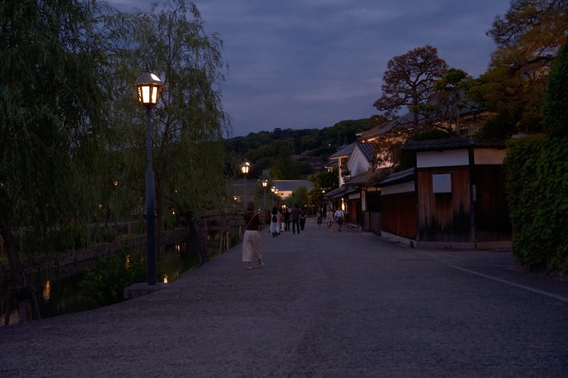灯りがともる倉敷の古い町並み