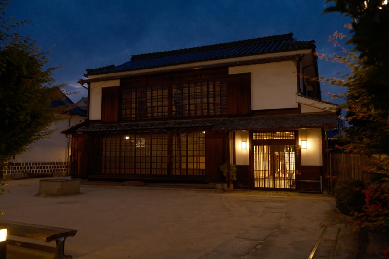 夜の倉敷物語館と前庭